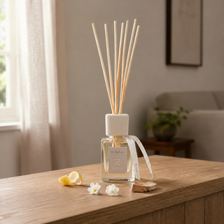 Millefiori Zona geurstokjes Fior di Muschio 100ml op hout met citrus, bloemen en hout in natuurlijk raamlicht.