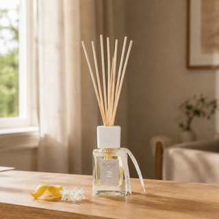 Millefiori Zona geurstokjes Keemun 100ml op hout met citrus en witte bloemen in natuurlijk raamlicht.