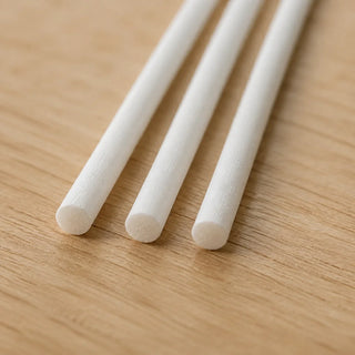 Close-up van de witte Millefiori vervangstokjes, met de uiteinden en fijne materiaalstructuur.