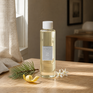 Millefiori Zona Oxygen navulling 250 ml op hout met dennen, citroenschil en witte bloemaccenten.
