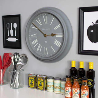 Chocolate Shop horloge murale gris 50cm - Het Adres