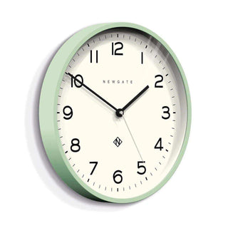 Echo number three mint 37cm van Newgate, schuin van voren met vorm en wijzerplaat zichtbaar