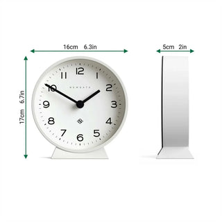 Maatvoering van de Newgate Echo tafelklok: 16 bij 17 bij 5 cm