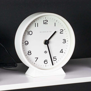 Witte Newgate Echo tafelklok op een donkere plank