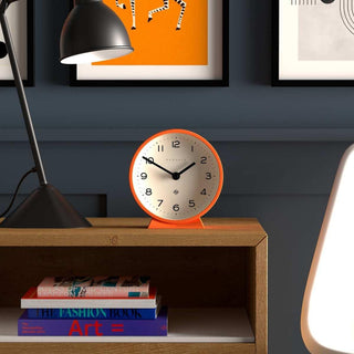 M tafelklok Echo oranje 16cm van Newgate, toegepast in een sfeervolle interieursetting