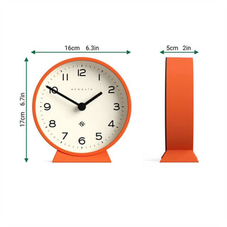 M tafelklok Echo oranje 16cm van Newgate, van opzij met vorm en afwerking zichtbaar