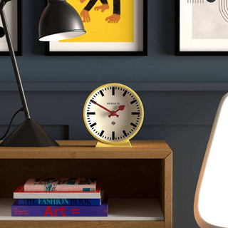 M tafelklok Railway geel 16cm van Newgate, toegepast in een stijlvolle woonkamer