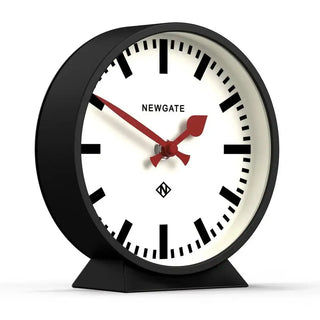 M tafelklok Railway zwart 16cm van Newgate, schuin van voren als duidelijke productfoto