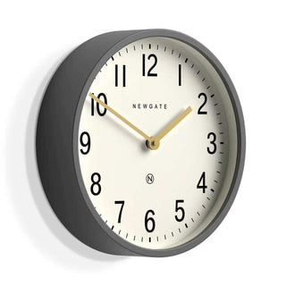 Master Edwards wandklok grijs 30cm van Newgate, schuin van voren met vorm en wijzerplaat zichtbaar