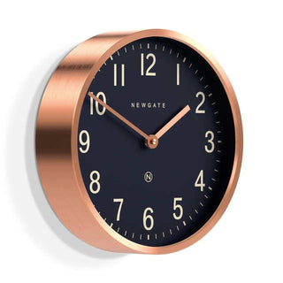 Master Edwards wandklok koper 30cm van Newgate, schuin van voren met vorm en wijzerplaat zichtbaar