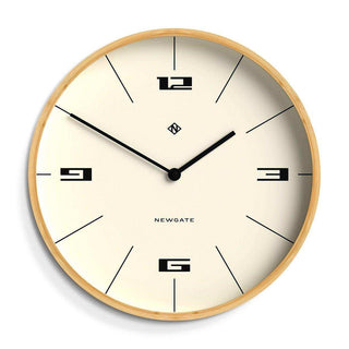 Mauritius wandklok Bamboo lines 38cm van Newgate, recht van voren met de wijzerplaat duidelijk zichtbaar