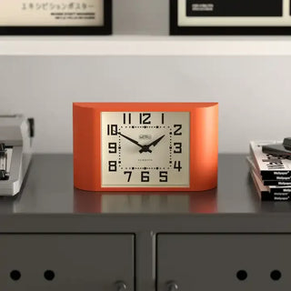Mini Metro tafelklok oranje van Newgate, toegepast in een eigentijdse interieursetting