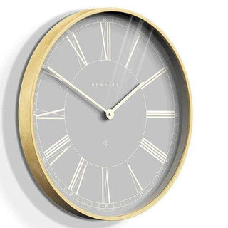 Grijze Newgate Mr Architect wandklok met messing rand en Romeinse cijfers, 53 cm
