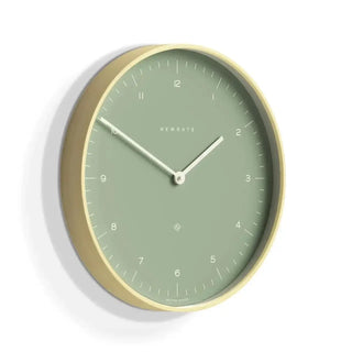 Mr Clarke wandklok groen 40cm van Newgate, schuin van voren met vorm en wijzerplaat zichtbaar