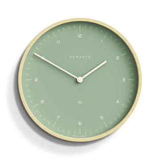 Mr Clarke wandklok groen 40cm van Newgate, vrijstaand en duidelijk afgebeeld
