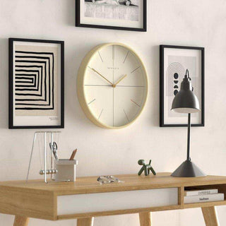 Mr Clarke wandklok Hockey Pale 40cm van Newgate, geplaatst in een stijlvolle werk- of woonomgeving