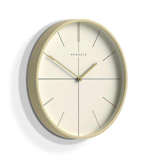 Mr Clarke wandklok Hockey Pale 40cm van Newgate, schuin van voren als duidelijke productfoto