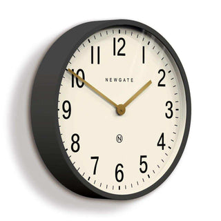 Mr Edwards wandklok grijs 45cm van Newgate, schuin van voren met vorm en wijzerplaat zichtbaar