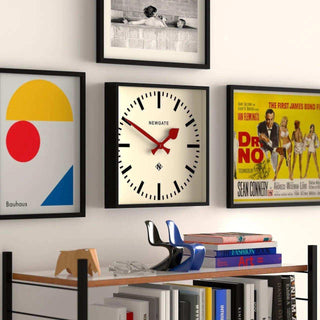 Number Five wandklok rood 33cm van Newgate, in een gestileerde detailopstelling
