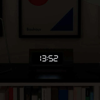Pil wekker zwart van Newgate, in een donkere interieursetting met het display zichtbaar