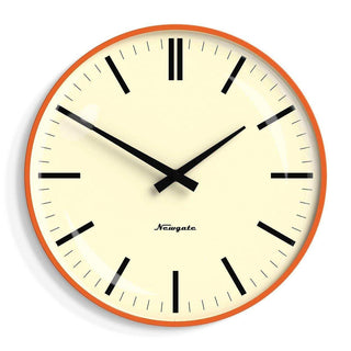 Radio City wandklok lines oranje 33cm van Newgate, toegepast in een eigentijdse interieursetting