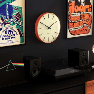 Radio City wandklok lines oranje 33cm van Newgate, met verpakkingsdetails van dichtbij zichtbaar