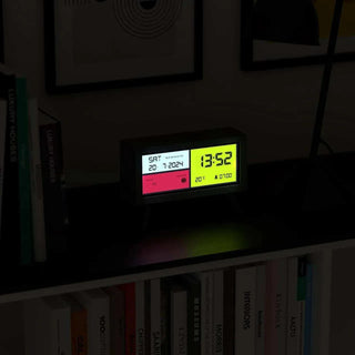 Spectronoma LCD wekker zwart van Newgate, in een gestileerde detailopstelling
