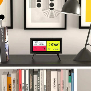Spectronoma LCD wekker zwart van Newgate, toegepast in een eigentijdse interieursetting