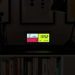 Spectronoma LCD wekker zwart van Newgate, in een donkere interieursetting met het display zichtbaar