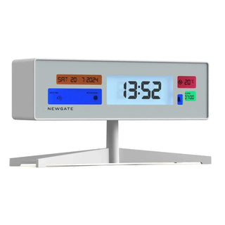 Supergenius LCD wekker wit van Newgate, schuin van voren als duidelijke productfoto