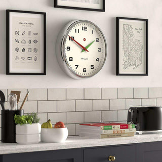 Superstore wandklok chrome 40cm van Newgate, geplaatst in een stijlvolle werk- of woonomgeving