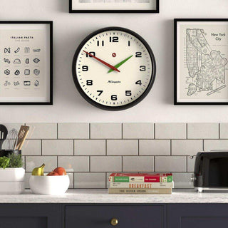 Superstore wandklok zwart 40cm van Newgate, toegepast in een eigentijdse interieursetting