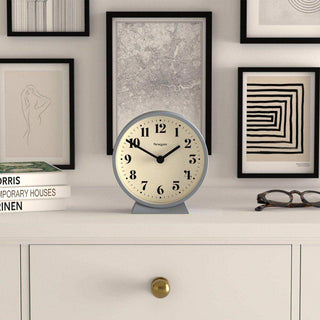 Theater tafelklok Navy 16cm van Newgate, toegepast in een eigentijdse interieursetting
