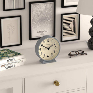 Theater tafelklok Navy 16cm van Newgate, geplaatst in een stijlvolle werk- of woonomgeving