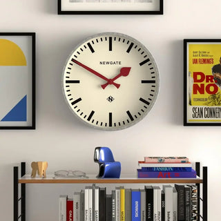 Universal railway wandklok zilver 43cm van Newgate, toegepast in een eigentijdse interieursetting