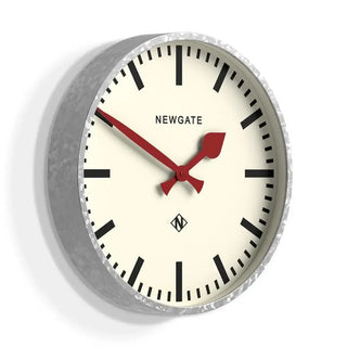 Universal railway wandklok zilver 43cm van Newgate, schuin van voren als duidelijke productfoto