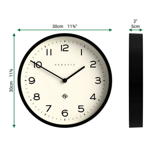 Wandklok Number four Echo zwart 30cm van Newgate, aan de achterzijde met aansluitingen en bediening zichtbaar