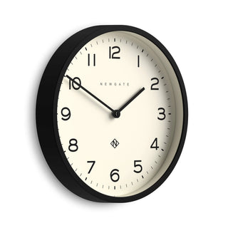 Wandklok Number four Echo zwart 30cm van Newgate, schuin van voren met vorm en wijzerplaat zichtbaar