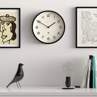 Wandklok Number four Echo zwart 30cm van Newgate, toegepast in een eigentijdse interieursetting