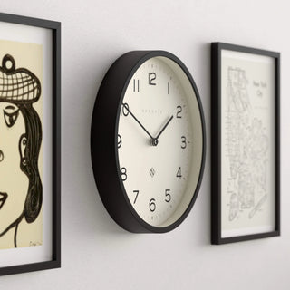 Wandklok Number four Echo zwart 30cm van Newgate, geplaatst in een stijlvolle werk- of woonomgeving