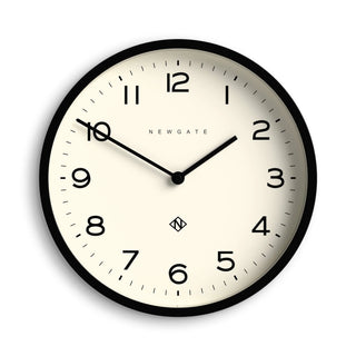 Wandklok Number four Echo zwart 30cm van Newgate, recht van voren als duidelijke productfoto