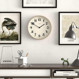 Wandklok Number four grijs 30cm van Newgate, toegepast in een eigentijdse interieursetting