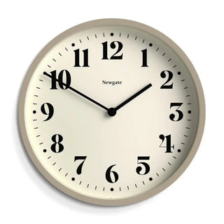 Wandklok Number four grijs 30cm van Newgate, recht van voren met de wijzerplaat duidelijk zichtbaar