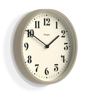 Wandklok Number four grijs 30cm van Newgate, schuin van voren als duidelijke productfoto