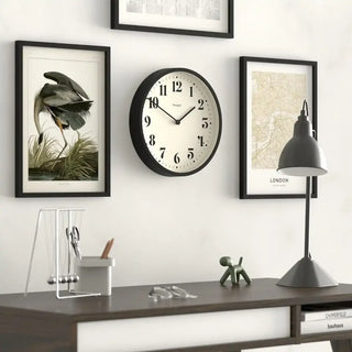 Wandklok Number four zwart 30cm van Newgate, geplaatst in een stijlvolle werk- of woonomgeving
