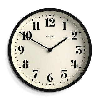 Wandklok Number four zwart 30cm van Newgate, recht van voren met de wijzerplaat duidelijk zichtbaar
