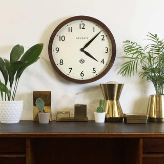 Wimbledon wandklok donker eiken 45cm van Newgate, toegepast in een eigentijdse interieursetting