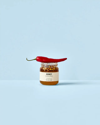 Acacia honing met chili 250g van Nicolas Vahe, in een culinaire setting met bijpassende ingrediënten