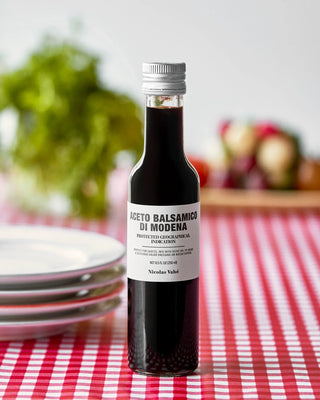 Aceto Balsamico di Modena IGP 250ml van Nicolas Vahe, gepresenteerd in een culinaire keuken- of tafelsetting