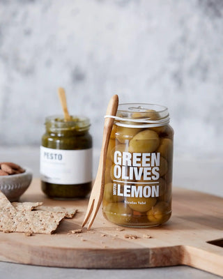 Bamboe serveervork met elastiek - 12 stuks van Nicolas Vahe, in een culinaire setting met bijpassende ingrediënten